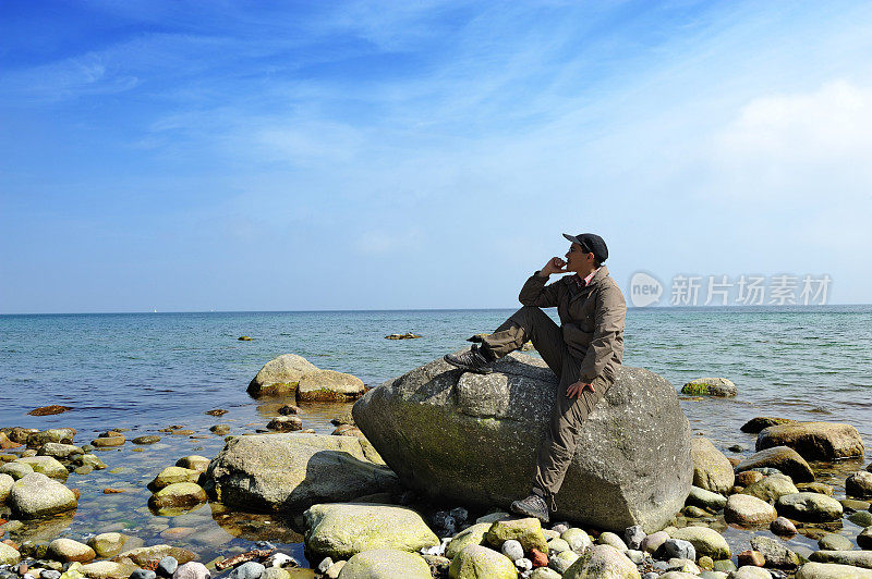 德国R ?gen Rocky Coast Summer with Male Tourist